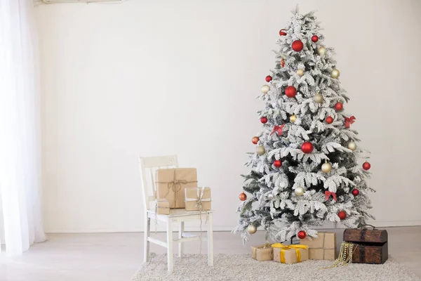 Albero di Natale bianco decorazione regali di Capodanno vacanze interne inverno — Foto Stock