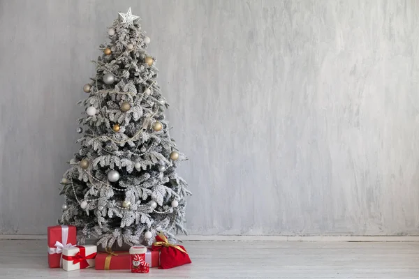 白色圣诞树装饰新年礼物室内节日冬天 — 图库照片