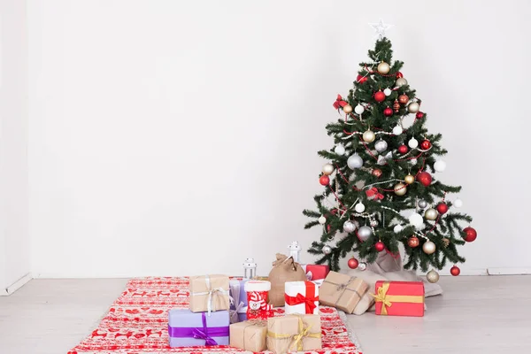 Nowy rok drzewo prezenty wystrój dekoracja wakacje zima Boże Narodzenie tło — Zdjęcie stockowe