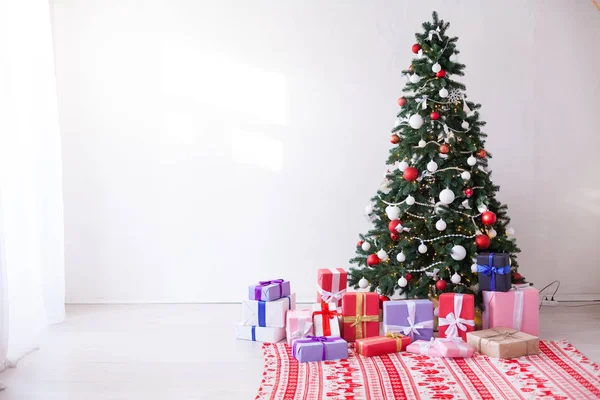 Decorazioni albero di Natale ghirlanda luci regali di Capodanno vacanze interne inverno — Foto Stock