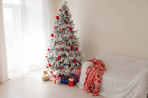Λευκό χριστουγεννιάτικο δέντρο υπνοδωμάτιο εσωτερικό δώρα νέο έτος διακοπές χειμώνα — Φωτογραφία Αρχείου