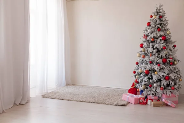 화이트 크리스마스 트리 침실 인테리어 선물 새 해 휴일 겨울 — 스톡 사진