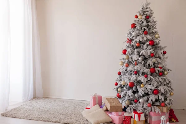 White Christmas tree sypialnia wnętrza prezenty nowy rok wakacje zima — Zdjęcie stockowe