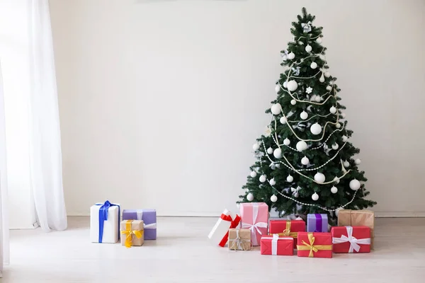 Christmas tree with presents, Garland lights new year — Stock Photo, Image