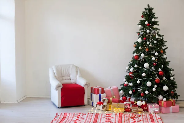 Новорічні ялинки прикраси Гарланд запалює новорічні подарунки інтер'єр Відпочинок взимку — стокове фото