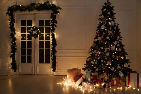 Decorazioni albero di Natale ghirlanda luci regali di Capodanno vacanze interne inverno — Foto Stock