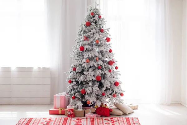 Το νέο έτος διακόσμηση χριστουγεννιάτικο δέντρο σπίτι εσωτερικό χειμώνα δώρα διακοπών — Φωτογραφία Αρχείου