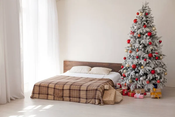 White Christmas tree slaapkamer interieur geschenken Nieuwjaars vakantie winter — Stockfoto