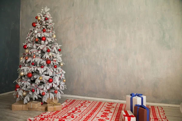 Albero di Natale bianco camera da letto regali interni nuovo anno vacanza inverno — Foto Stock