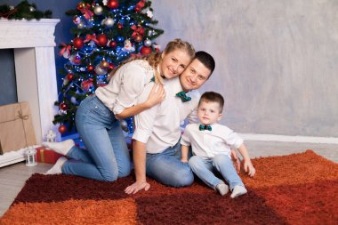 Anne baba ve oğul hediyeler Noel yılbaşı ağacı kış tatil çelenk açın