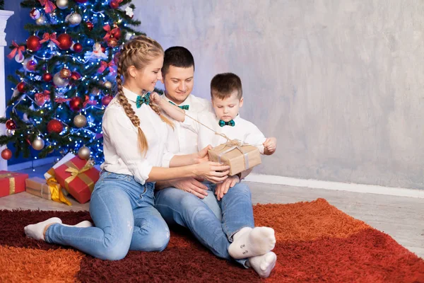 Maman papa et fils ouvert Cadeaux Noël nouvel an arbre vacances d'hiver Guirlande — Photo