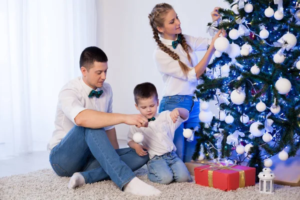 Maman papa et fils décorer arbre de Noël cadeaux nouvel an arbre vacances d'hiver Guirlande — Photo