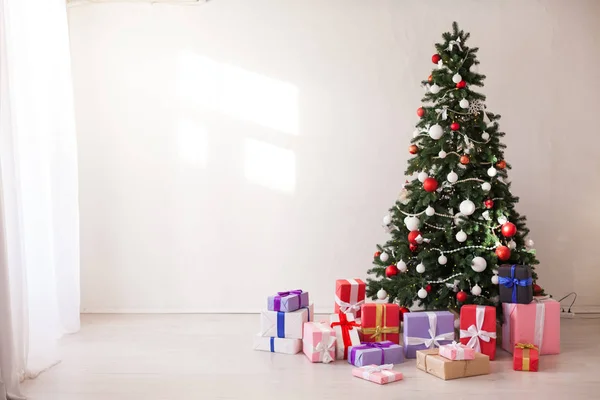 Weihnachtsbaum mit Geschenken Neujahr Urlaub Girlanden Lichter — Stockfoto