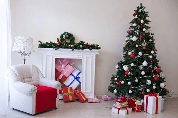 Árvore de Natal com presentes feriado de ano novo Luzes de guirlanda — Fotografia de Stock