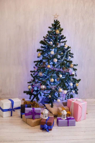 Árbol de Navidad con regalos vacaciones de año nuevo Guirnalda luces —  Fotos de Stock