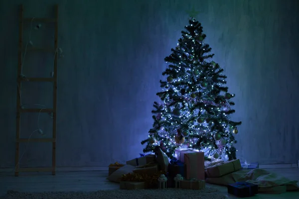 Árvore de Natal com presentes feriado de ano novo Luzes de guirlanda — Fotografia de Stock