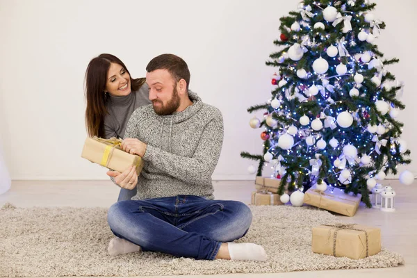 Man och kvinna öppna presenter jul julgran med Garland nyår — Stockfoto