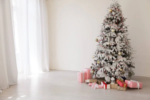 Belső világítás karácsonyfa girland újév ünnep ajándékok fehér lakberendezés — Stock Fotó