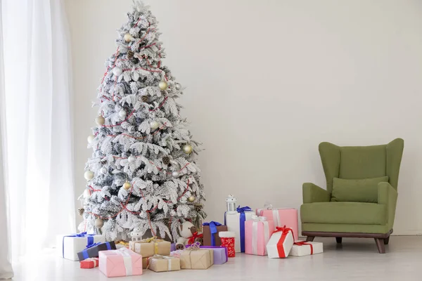 Luzes interiores Árvore de Natal Garland ano novo presentes de férias decoração de casa branca — Fotografia de Stock