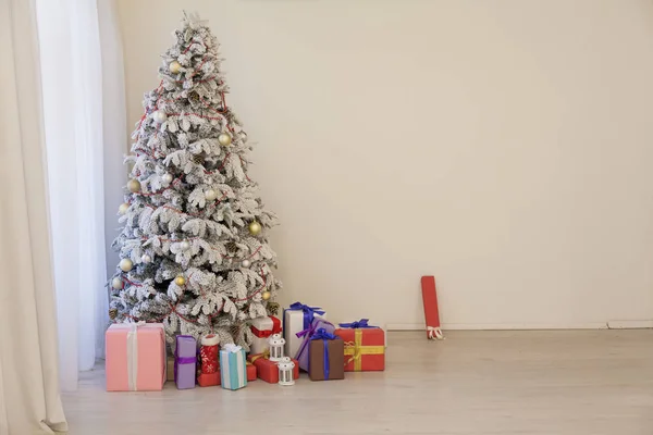 室内灯のクリスマス ツリーのガーランド新年休日ギフト白家の装飾 — ストック写真