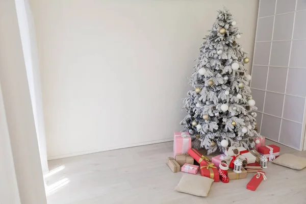 Invierno Árbol de Navidad Guirnalda luces año nuevo regalos de vacaciones blanco decoración del hogar —  Fotos de Stock