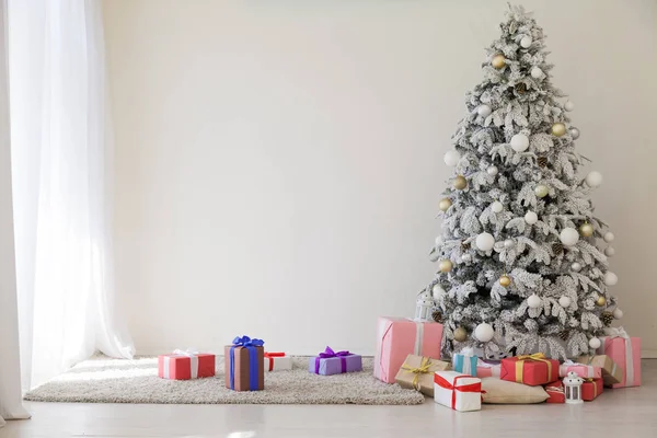 Winter Weihnachtsbaum Girlande Lichter Neujahr Urlaub Geschenke weiß Home Dekor — Stockfoto