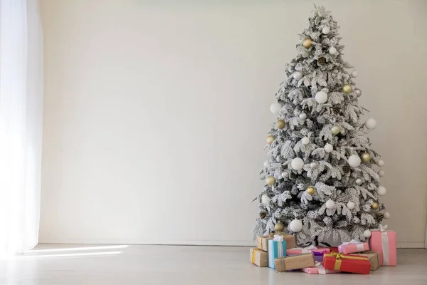 冬季圣诞树加兰灯新年假期礼物白色家居装饰 — 图库照片