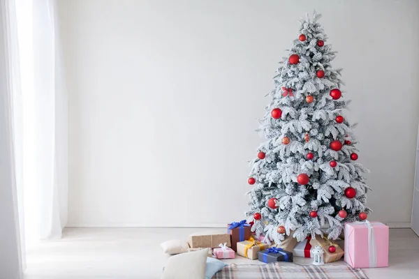 Árbol de Navidad invierno año nuevo regalos de vacaciones decoración blanca del hogar —  Fotos de Stock