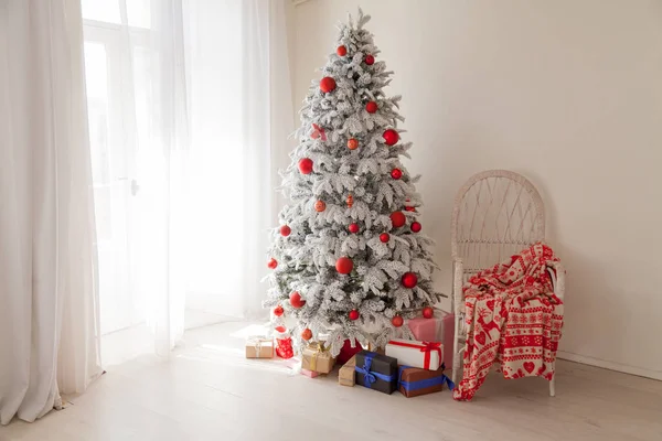 Árbol de Navidad invierno año nuevo regalos de vacaciones decoración blanca del hogar — Foto de Stock