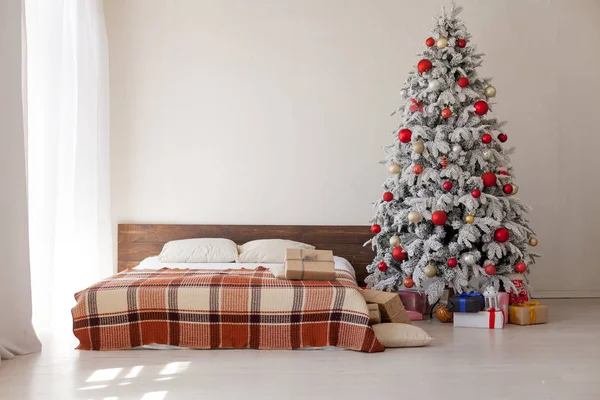 Weihnachtsbaum im Schlafzimmer Bett Urlaub Geschenke neues Jahr weißes Haus Dekor — Stockfoto