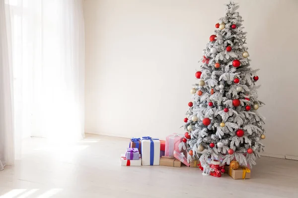 Weihnachtsbaum Neujahr Feiertagsgeschenke weiß Wohnkultur — Stockfoto