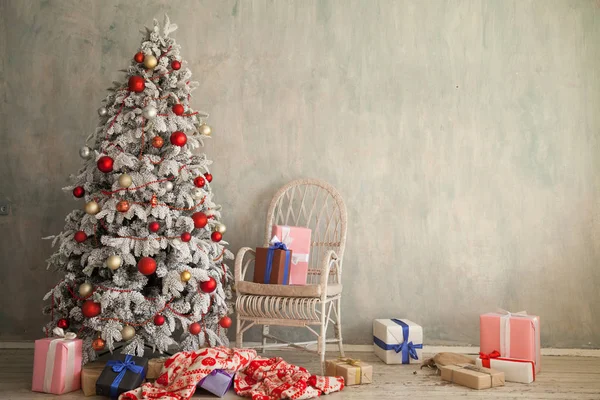 Arbre de Noël nouvel an cadeaux de vacances décor de maison blanc — Photo