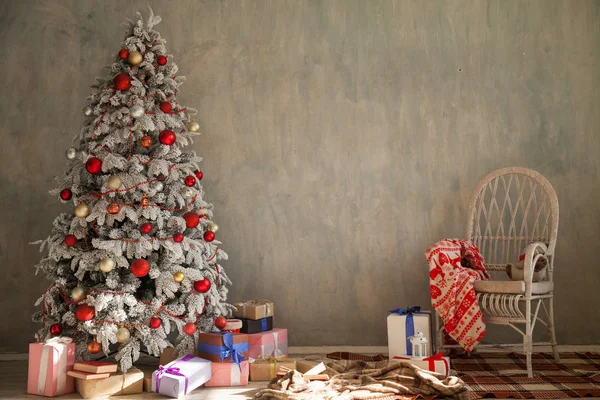 Karácsonyfa újév ünnep ajándékok fehér lakberendezés — Stock Fotó