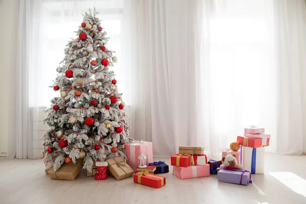 Choinka Noworoczna świąteczne podarunki biały wystrój domu — Zdjęcie stockowe