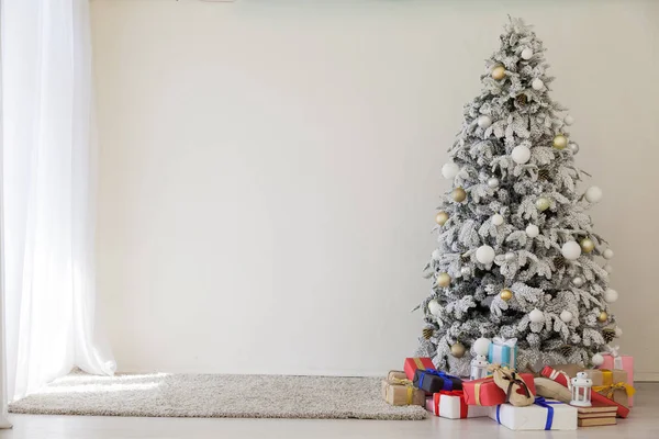 Zima Christmas tree Garland światła prezenty na nowy rok wakacje biały wystrój domu — Zdjęcie stockowe