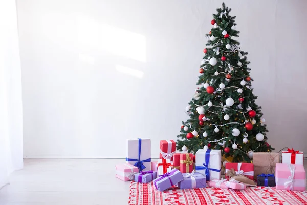Juletre Garland lamper nyttår julepresanger hvitlig innredning – stockfoto