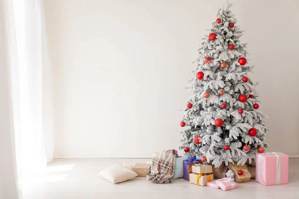 Árvore de Natal inverno ano novo férias presentes decoração branca casa — Fotografia de Stock