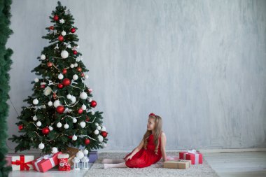 Noel ağacı hediye yeni yıl tatili, kırmızı elbiseli küçük kız
