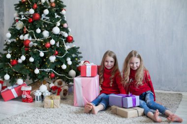 iki küçük kız sarışın Noel hediyeleri yeni yıl tatili, kırmızı elbiseli