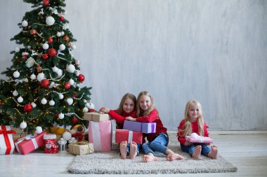 Üç küçük kız sarışın Noel hediyeleri yeni yıl tatili, kırmızı elbiseli