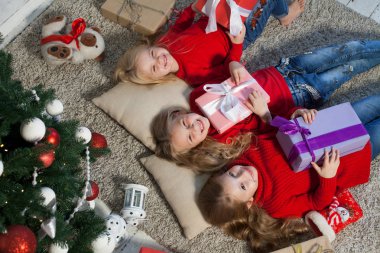 iki küçük kız sarışın bir Noel ağacı hediye Yılbaşı tatil yalan