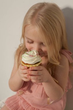 yemek pasta ve şeker portresi ile güzel kız sarışın