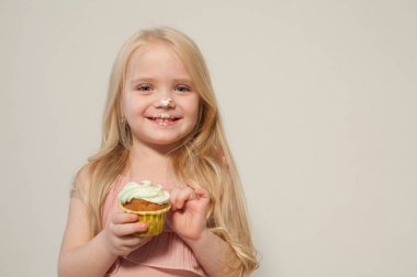 yemek pasta ve şeker portresi ile güzel kız sarışın