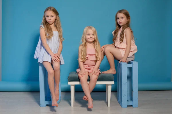 Tre belle bambine vestiti moda ritratto sorelle — Foto Stock
