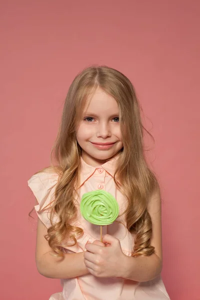 Bella bambina bionda con torta e caramelle ritratto del cibo — Foto Stock