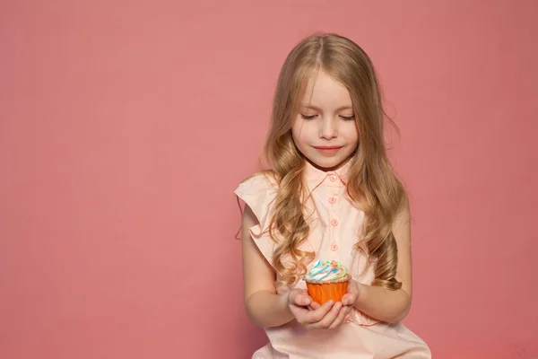 Bella bambina bionda con torta e caramelle ritratto del cibo — Foto Stock