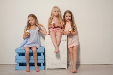 Üç güzel genç kızlar ve tatlı lolipop şeker