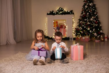 küçük erkek ve kız Noel hediyeleri yeni yıl kış Noel ağacı açılır