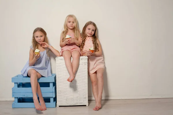 Tre belle ragazze e dolci caramelle lecca-lecca — Foto Stock