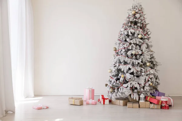 Árvore de Natal luzes de guirlanda ano novo presentes de férias decoração de casa branca — Fotografia de Stock